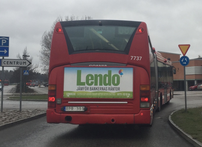 Lendo-annons på baksidan av en buss